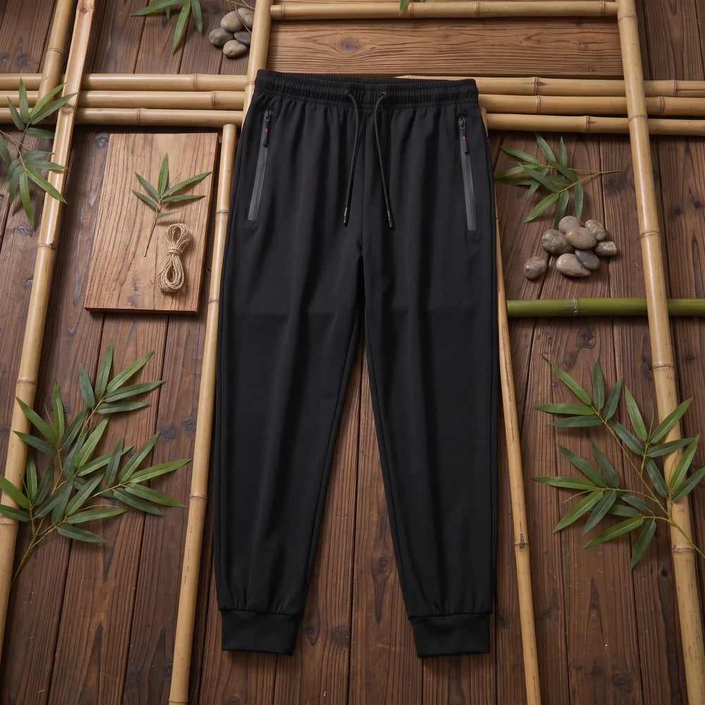 Pantalon bambou grande taille homme noir, vue de face à plat sur fond bois et bambou