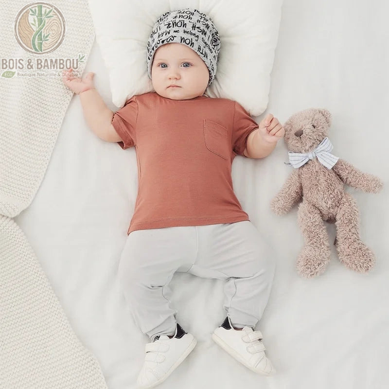 Pantalon bébé bambou blanc porté par un nourrisson, fibre douce pour peau sensible