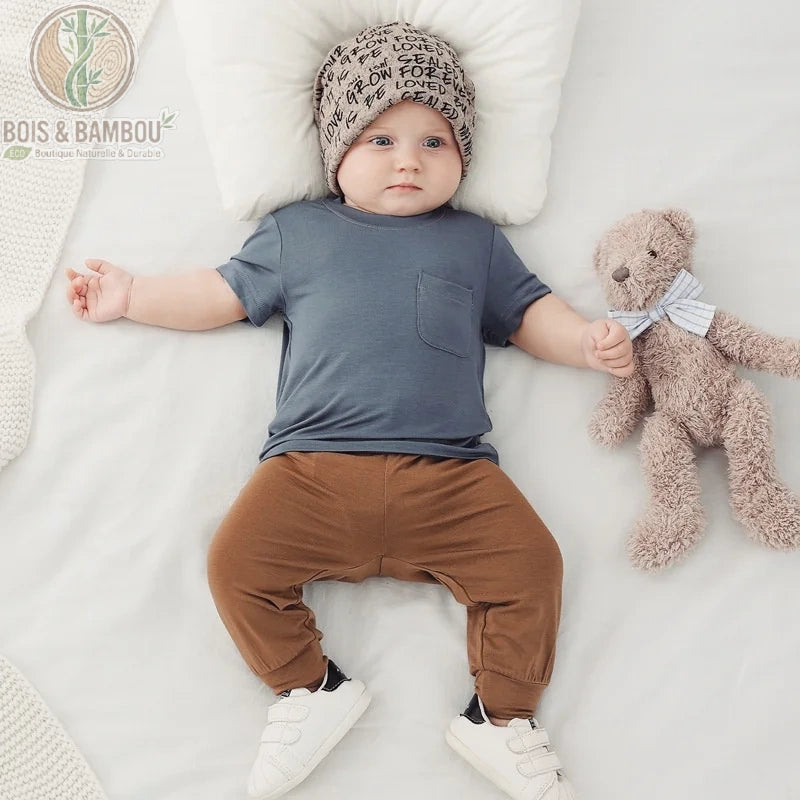 Pantalon bébé bambou marron porté, coupe légère et respirante en fibre de bambou