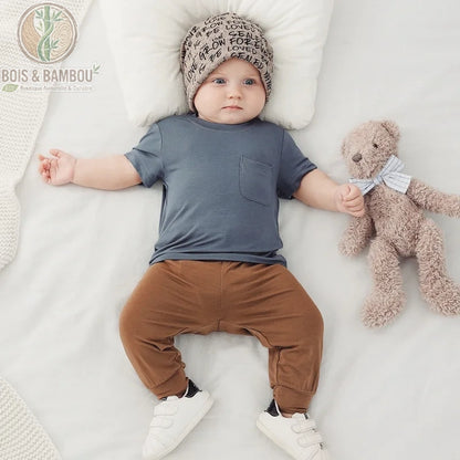 Pantalon bébé bambou marron porté, coupe légère et respirante en fibre de bambou