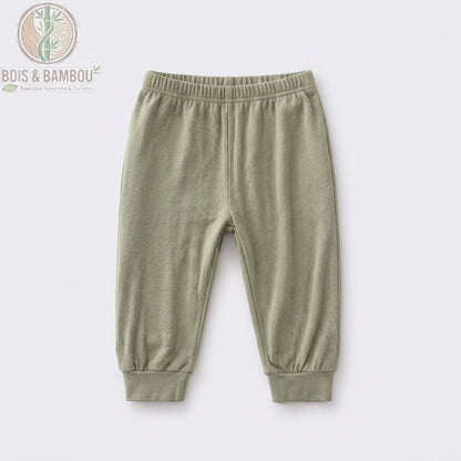 Pantalon bébé bambou vert à plat, fibre douce et respirante pour la peau sensible