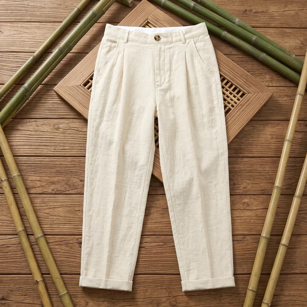 Pantalon cargo bambou homme beige, vue de face sur claie de bambou