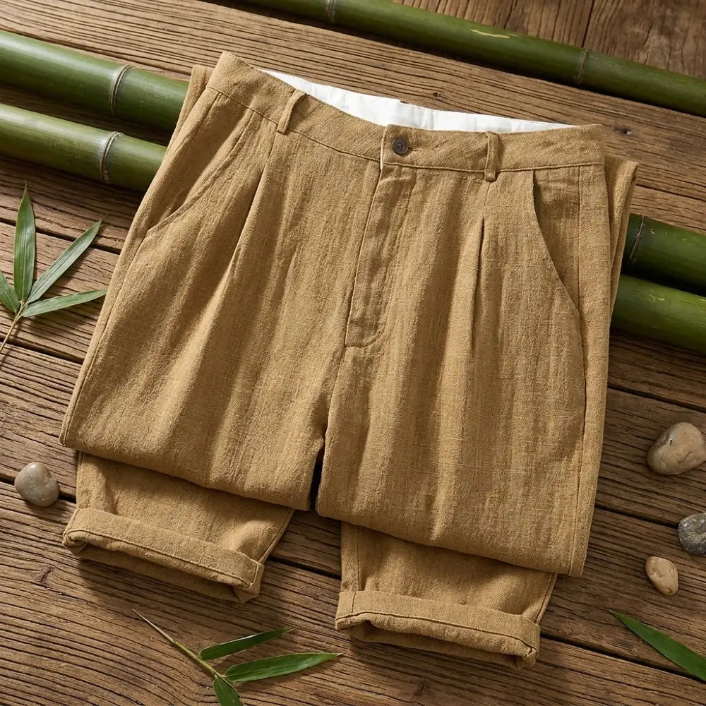 Pantalon cargo bambou homme kaki, revers aux chevilles sur fond bois