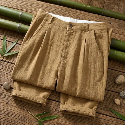 Pantalon cargo bambou homme kaki, revers aux chevilles sur fond bois