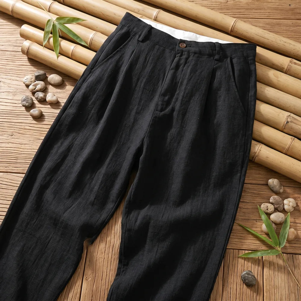 Pantalon cargo bambou homme noir, coupe ample sur fond bois et bambou