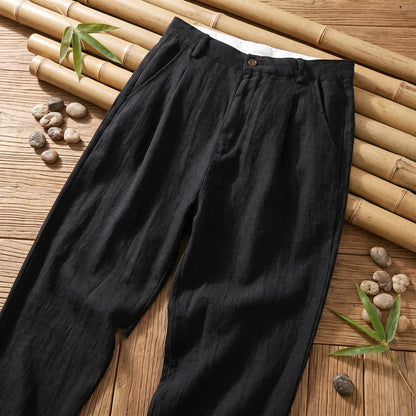 Pantalon cargo bambou homme noir, coupe ample sur fond bois et bambou