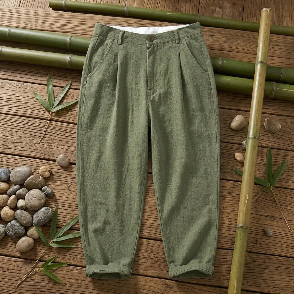 Pantalon cargo bambou homme vert, coupe ample sur fond bois et bambou