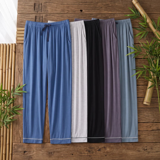 Pantalon détente bambou homme, cinq coloris pliés sur fond bois et bambou