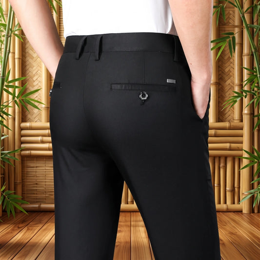 Pantalon bambou homme droit noir, vue arrière détail poches sur fond bambou