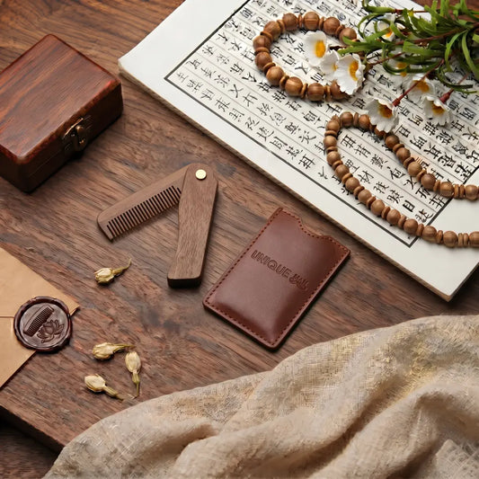 Peigne à barbe en bois pliant avec étui en cuir marron, décor artisanal en bois