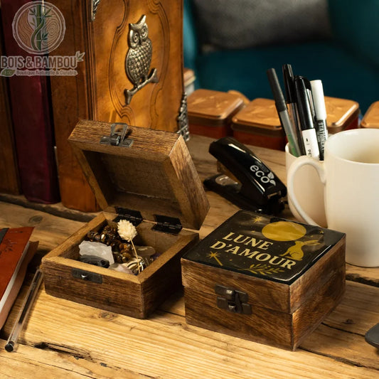 Boîte émaillée Lune D'Amour en bois de manguier, ouverte avec bijoux à l'intérieur, Bois Et Bambou Eco