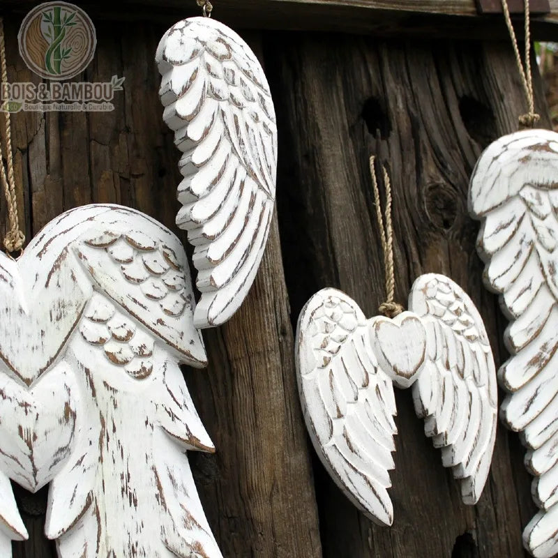 Petite double aile d'ange et cœur en bois blanchi, détail patiné sur planche rustique