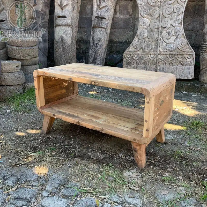 Petite table basse rectangulaire en bois recyclé à 2 niveaux en situation extérieure