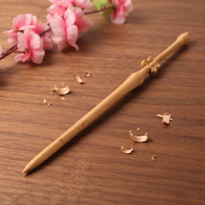 Pic à cheveux en bois de pêcher sculpté motif boule gravée fleur simple, bois naturel beige