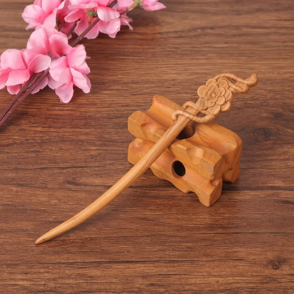 Pic à cheveux en bois de pêcher sculpté motif fleur de cerisier tige torsadée, bois naturel