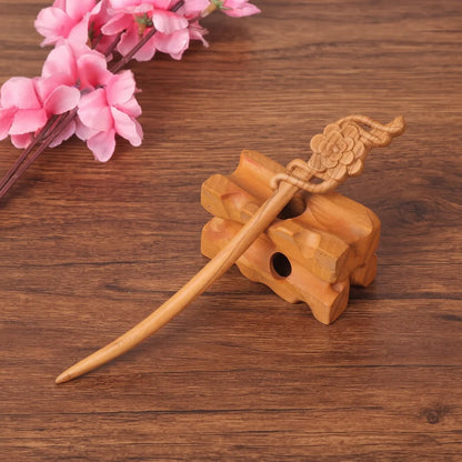 Pic à cheveux en bois de pêcher sculpté motif fleur de cerisier tige torsadée, bois naturel