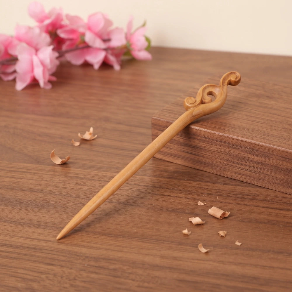 Pic à cheveux en bois de pêcher sculpté motif double spirale, bois naturel beige artisanal