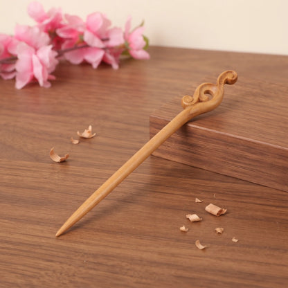 Pic à cheveux en bois de pêcher sculpté motif double spirale, bois naturel beige artisanal