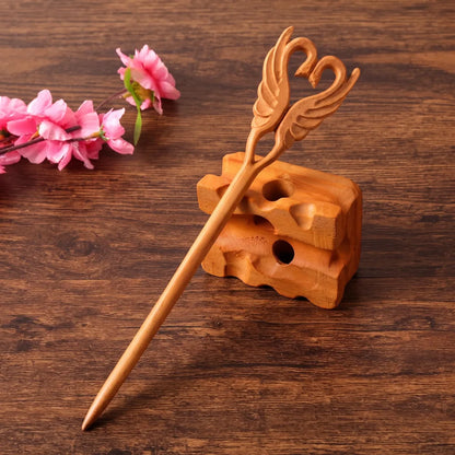 Pic à cheveux en bois de pêcher sculpté motif cygne et cœur, ailes en bois naturel beige
