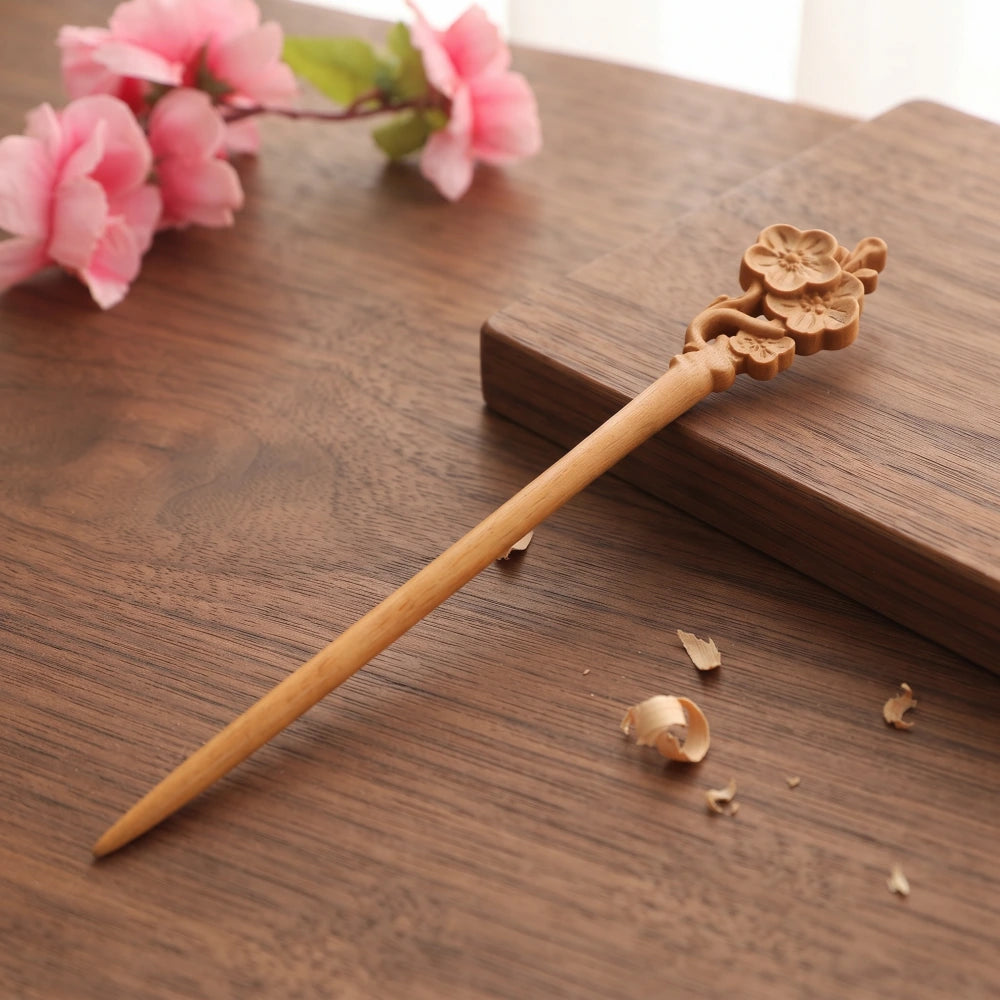 Pic à cheveux en bois de pêcher sculpté motif fleur de pêcher simple, bois naturel beige