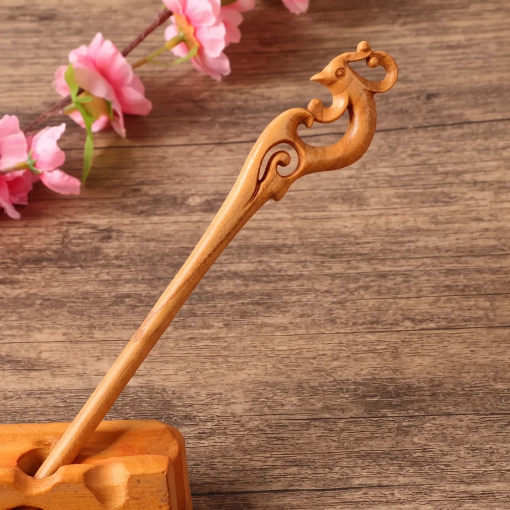 Pic à cheveux en bois de pêcher sculpté motif dragon stylisé, bois naturel beige artisanal