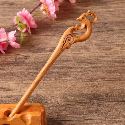 Pic à cheveux en bois de pêcher sculpté motif dragon stylisé, bois naturel beige artisanal