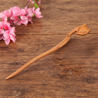 Pic à cheveux en bois de pêcher sculpté motif feuille tulipe, bois naturel beige artisanal