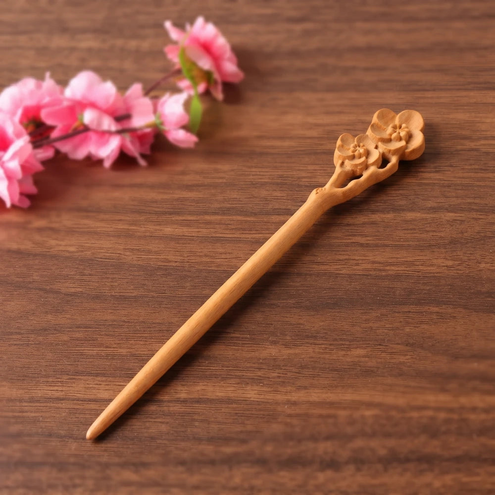 Pic à cheveux en bois de pêcher sculpté motif fleurs de pêcher, bois naturel beige caramel