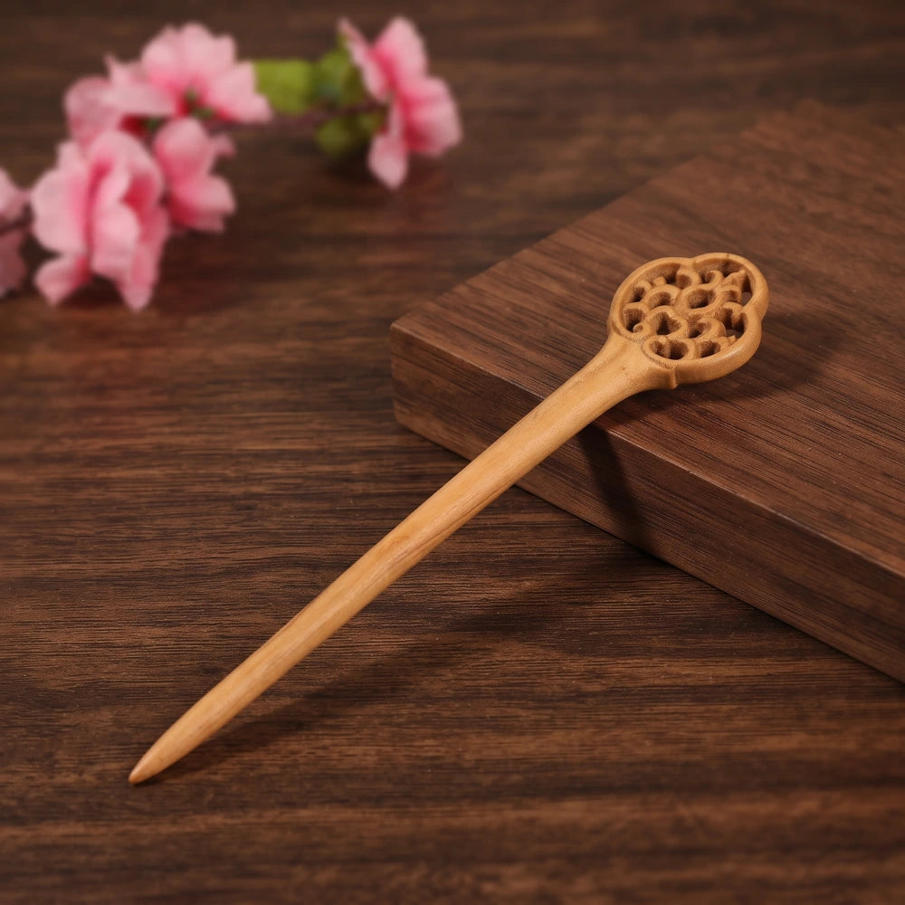 Pic à cheveux en bois de pêcher sculpté motif médaillon ajouré rond, bois naturel beige