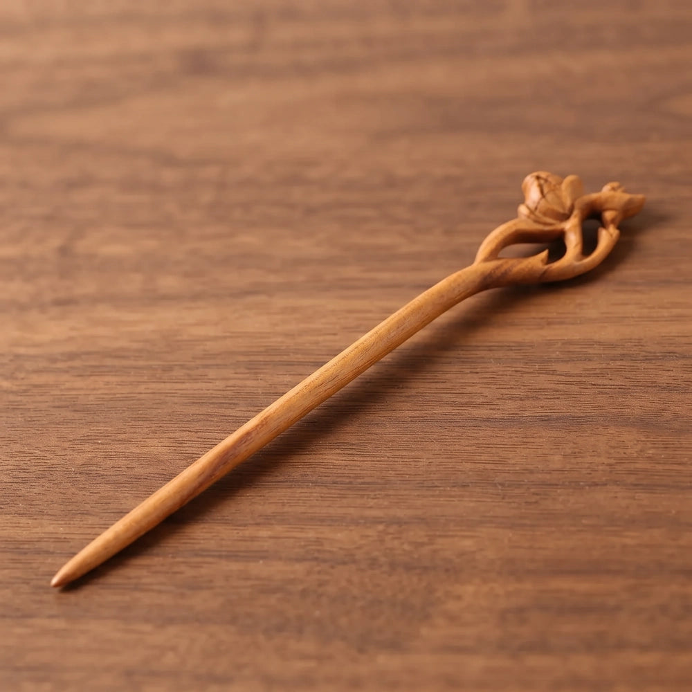 Pic à cheveux en bois de pêcher sculpté motif rose bouton de fleur, bois naturel beige caramel