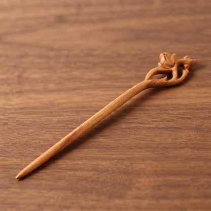 Pic à cheveux en bois de pêcher sculpté motif rose bouton de fleur, bois naturel beige caramel