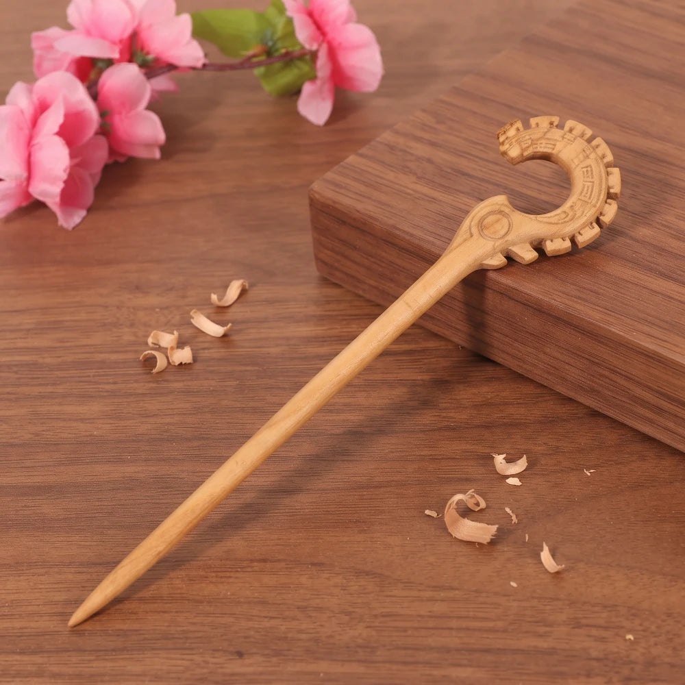 Pic à cheveux en bois de pêcher sculpté motif roue ornementale, bois naturel beige artisanal
