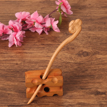 Pic à cheveux en bois de pêcher sculpté tête ovale motif nuage, bois naturel beige clair