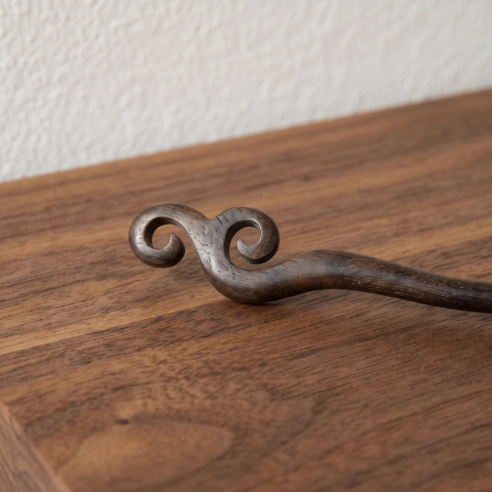 Pic à cheveux en bois de santal sculpté en double spirale enroulée, pièce artisanale pour chignon