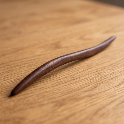 Pic à cheveux en bois de santal à tige courbée épurée, modèle minimaliste
