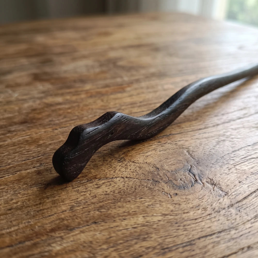 Pic à cheveux en bois de santal à tige sinueuse sculptée, ligne fluide pour chignon