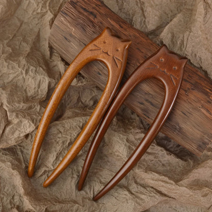 pic à cheveux chat en bois sculpté, deux coloris bois clair et bois foncé, motif tête de chat gravé sur fond papier kraft