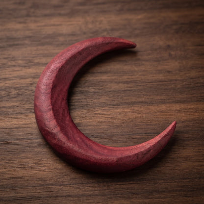 Pic à cheveux croissant de lune en bois rouge bordeaux, grand format sculpté brillant