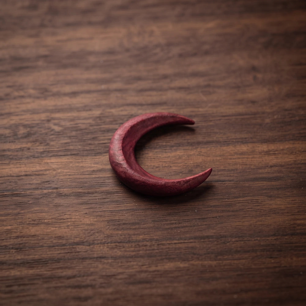 Pic à cheveux croissant de lune en bois rouge bordeaux, petit format sculpté brillant
