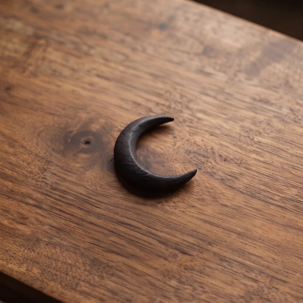 Pic à cheveux croissant de lune en bois noir ébène, petit format texture mate
