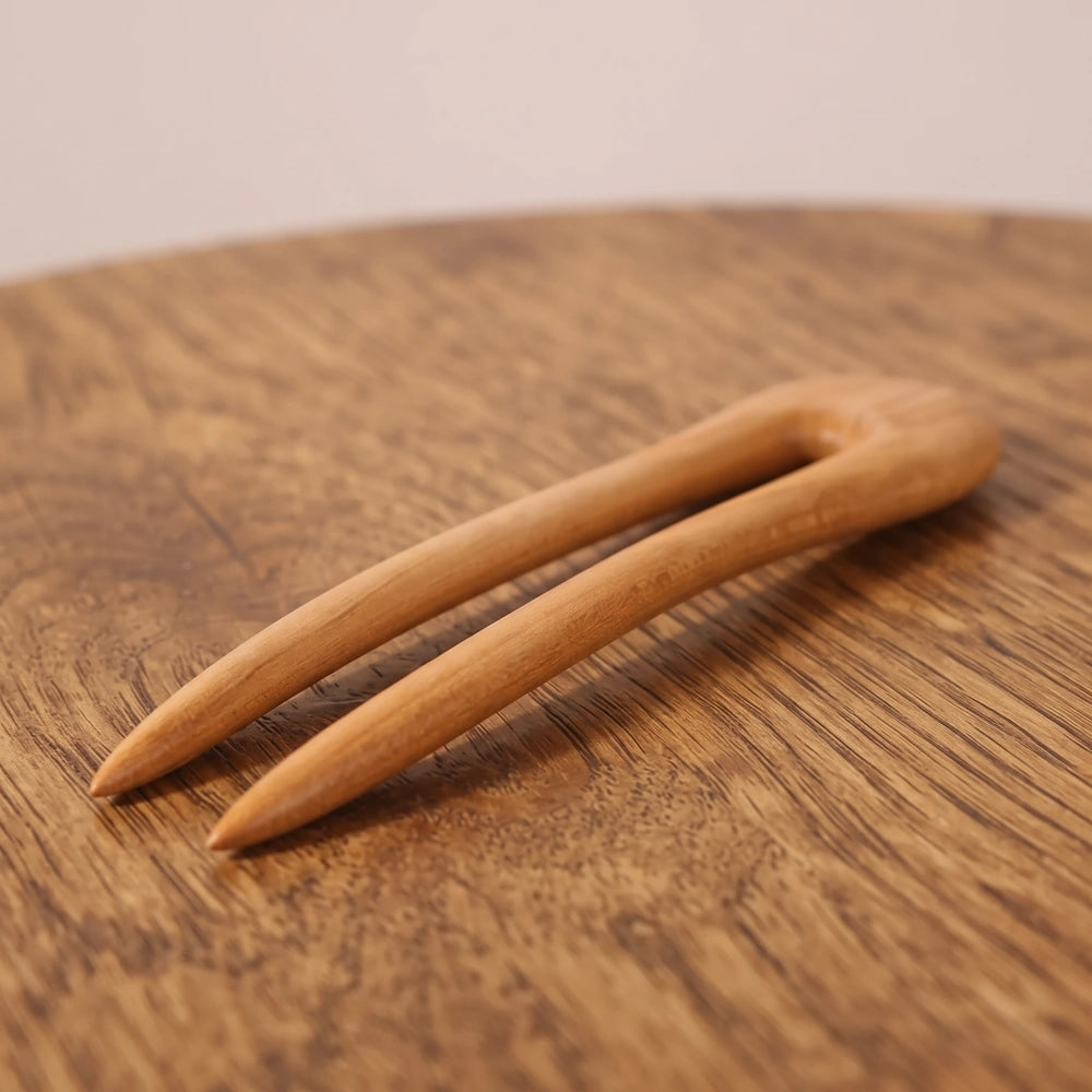 Pic à cheveux en U en bois de pêcher massif tête lisse arrondie 13 cm style ancien