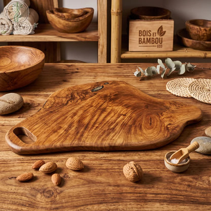 Planche à découper en teck massif à la forme libre sculptée à la main, posée dans une cuisine