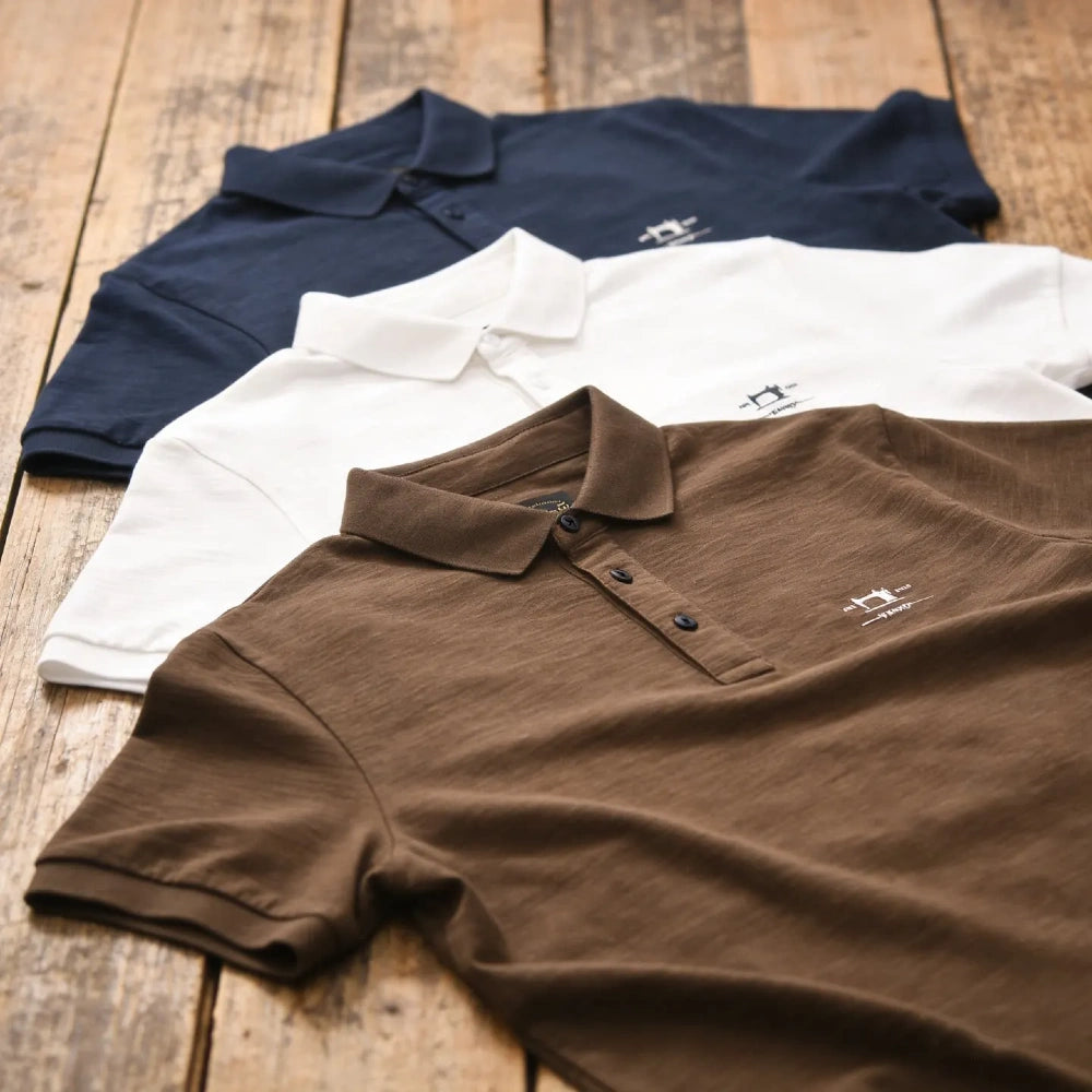 Gros plan sur la texture et le col des polos homme en coton et fibre de bambou