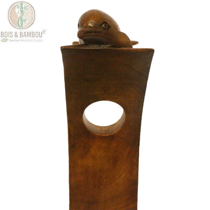 Porte-bouteille en équilibre bois brun, détail tête sculptée dauphin sur socle Bois Et Bambou Eco
