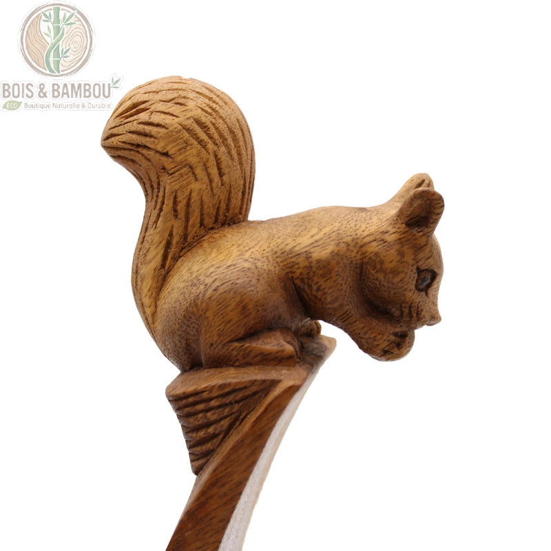 Porte-bouteille en équilibre bois brun, détail sculpture écureuil vue de profil Bois Et Bambou Eco