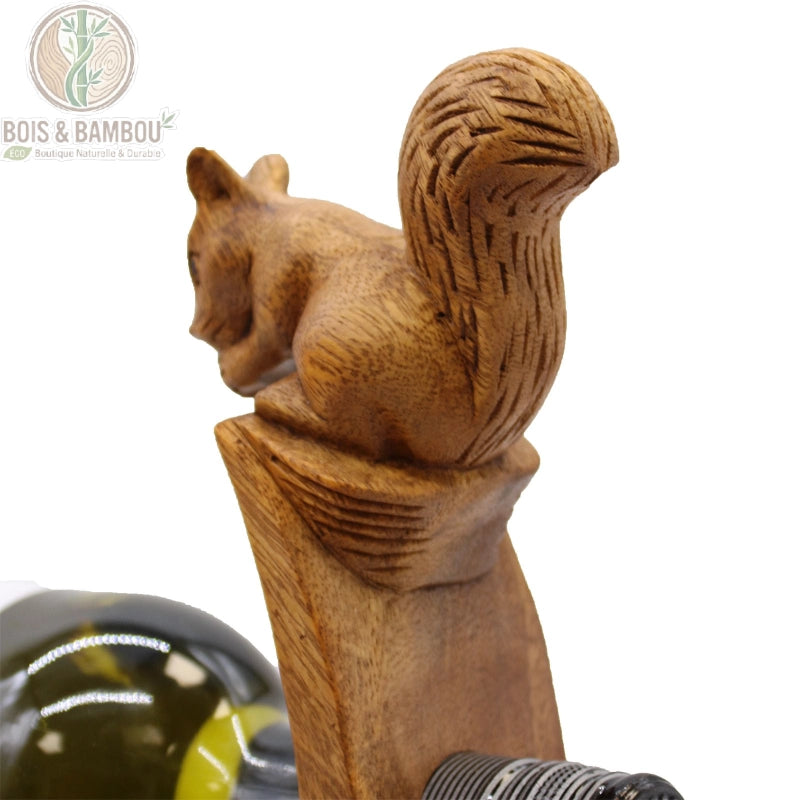 Porte-bouteille en équilibre bois brun sculpté écureuil, détail avec bouteille de vin Bois Et Bambou Eco