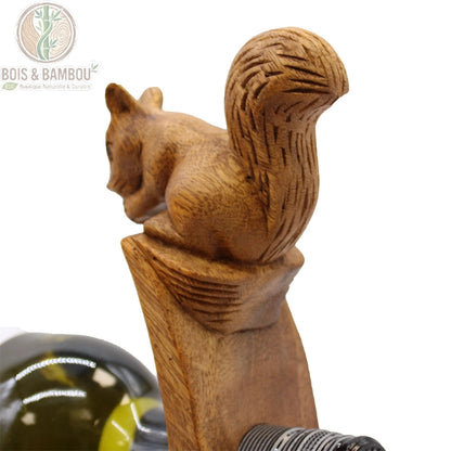 Porte-bouteille en équilibre bois brun sculpté écureuil, détail avec bouteille de vin Bois Et Bambou Eco