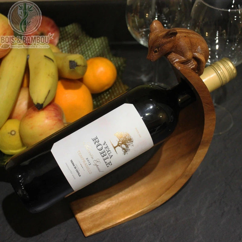 Porte-bouteille en équilibre en bois brun sculpté souris, bouteille de vin près de fruits Bois Et Bambou Eco