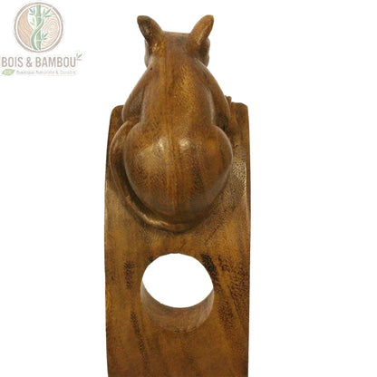 Porte-bouteille en équilibre bois brun, détail sculpture souris vue de dos sur socle Bois Et Bambou Eco