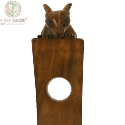 Porte-bouteille en équilibre bois brun, détail sculpture souris vue de face sur socle Bois Et Bambou Eco